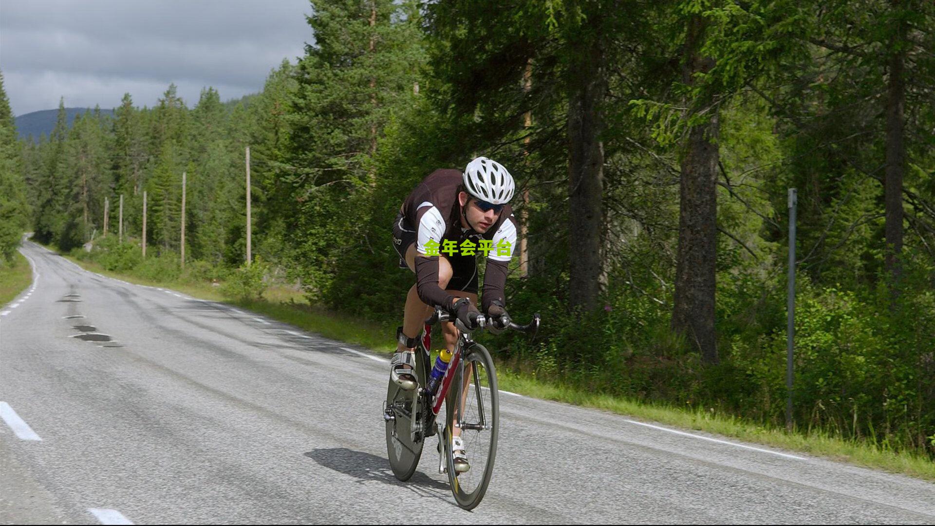 优质偶像!哈登中国行拒绝打伞冒雨签名 戴上斗笠还挺萌的